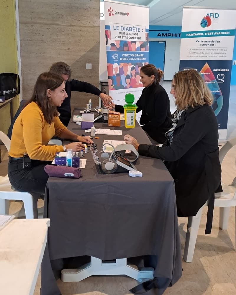 Soignant complice avec une jeune patiente lors d'une consultation