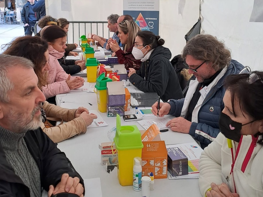 Tests de glycémie réalisés sous le chapiteau DIABNOU