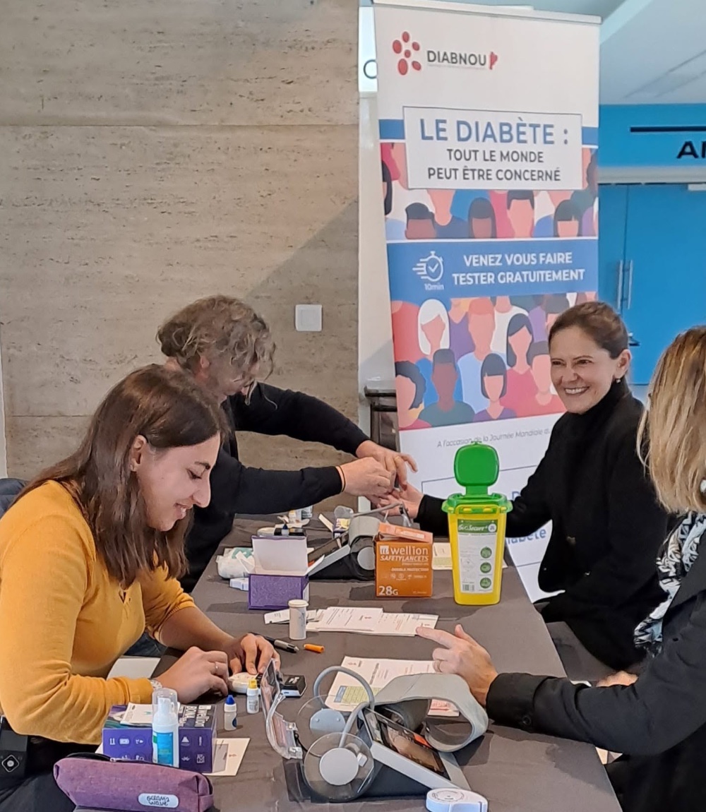 Test de glycémie réalisé au stand DIABNOU, avec le kakémono de la campagne