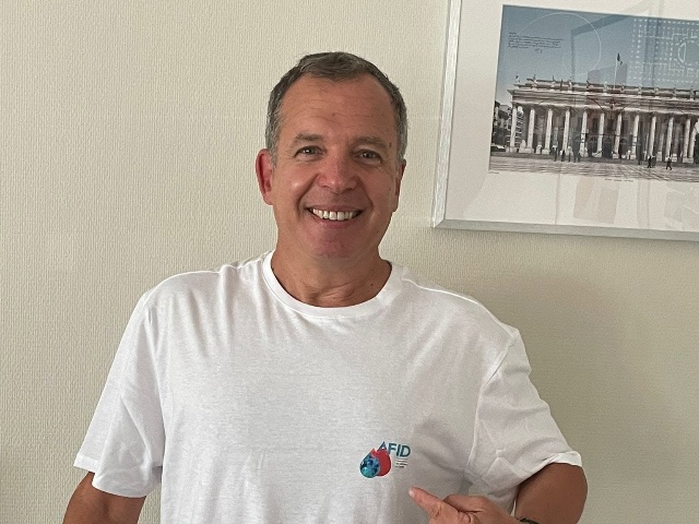 Jean Chirio portant le t-shirt de l'AFID