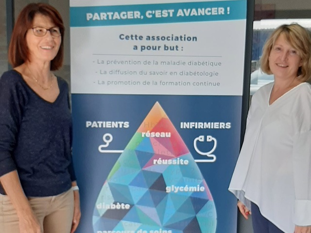 Deux adhérents de l'AFID devant le kakémono de l'association